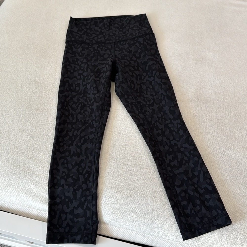 Lululemon align crop 21” camo deep coal multi Sz 4 with 21” inseam